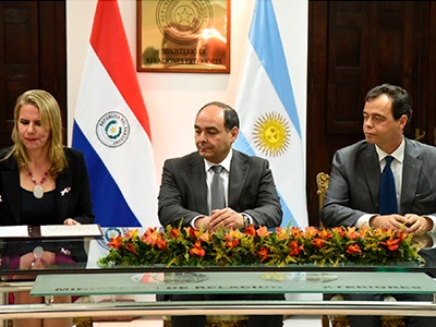 Argentina y Paraguay firman acuerdo comercial bilateral